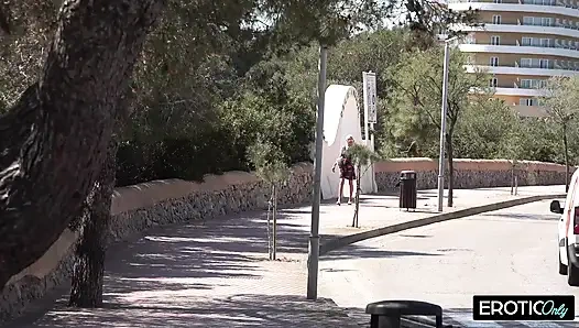 Spontan Fuck Pinggir Jalan Lapar MILF Memberikan Semuanya