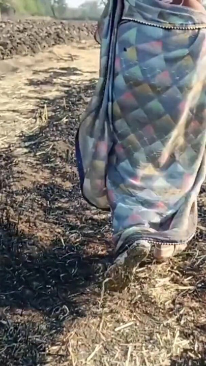 Indian Desi Village Outdoor bhabhi ne apne ghagara utha Kar apni khubsurat pankhudiyon wali bhosdi ke darshan Apne… | Clip 1