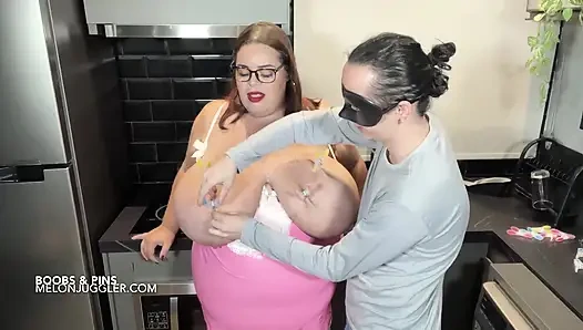 Angel bbw dengan toket besarnya yang berlumuran pin