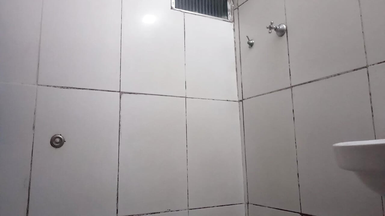 Banho quente e dedo na bunda