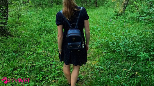 Schulmädchen wichst und bläst einem Klassenkameraden einen Schwanz in einem öffentlichen Park in der Nähe der Schule - POV