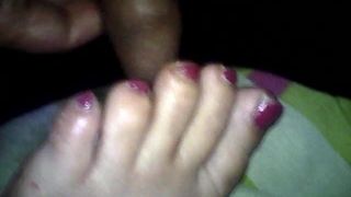 Камшот жены с розовыми пальцами ног