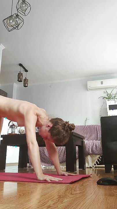 Princesa de yoga hace su entrenamiento matutino