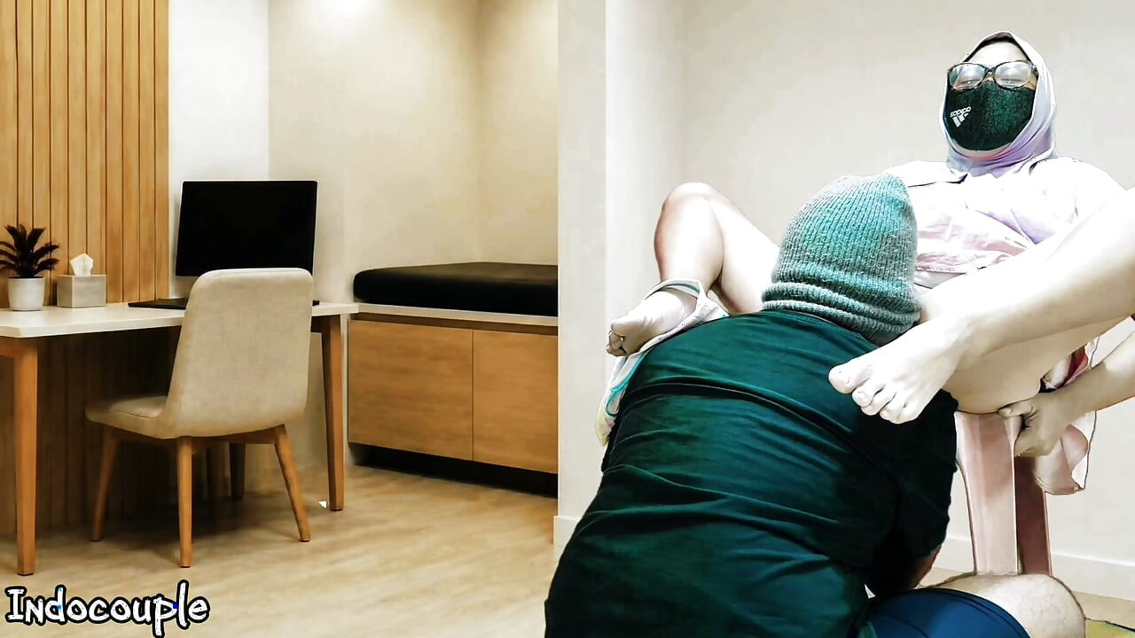 Istri nakal berhijab ini ngebiarin bosnya jilat memek beceknya di kantor