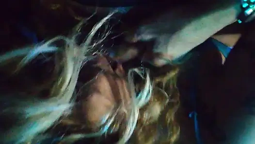 Elsa, die versaute hotwife, nimmt zwei schwänze