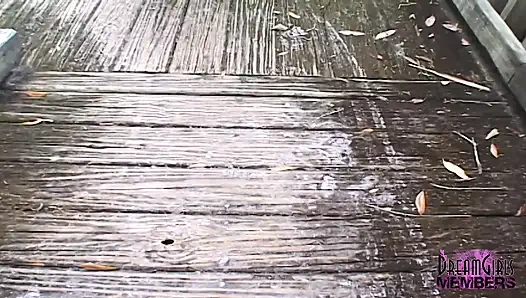 Staci si cewek hot lagi asik bugil di taman alam