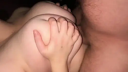 Komşumun büyüklüğü beni çok mutlu ediyor - olgun annenin kıvrımlı ve sert seksine tapıyorum!