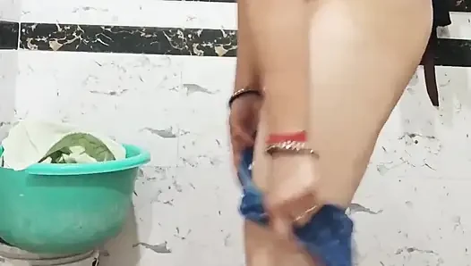 Прия Бхабхи показывает хорошее тело