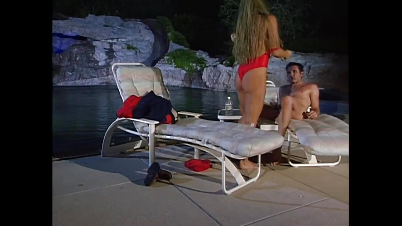 Si jalang jahat dengan buah dada besar mengambil zakar besar di luar rumah