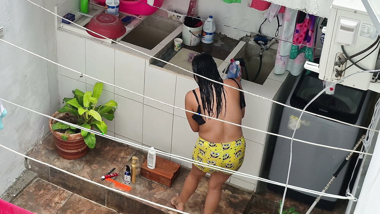 Mon Voisin De La Maison En Dessous Se Baigne Dehors Et a Été Découvert Par Mon