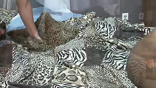 Pemandu sorak ebony di gangbangnya