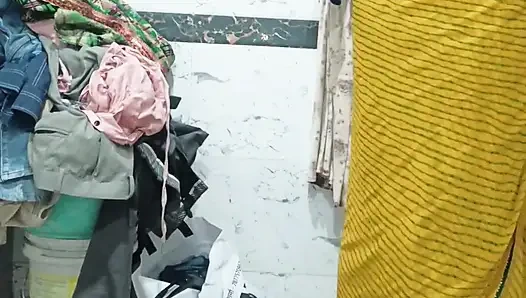 Priya si kakak ipar india lagi pamer memeknya yang menganga lebar