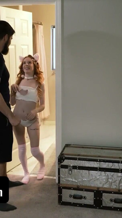Exxxtra صغيرة - فتاة حمراء الشعر صغيرة تخلع زيها التنكري لتمارس الجنس مع زب صديقها الكبير | مقطع 1