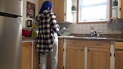 Syrische Hausfrau wird von deutschem Ehemann in der Küche vollgespritzt