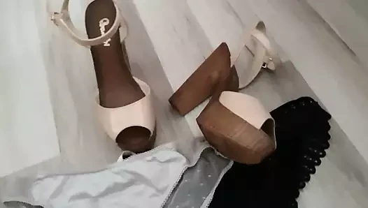 Kızın sandaletleri ve tanga pantolonları üzerinde sikiş ve cum