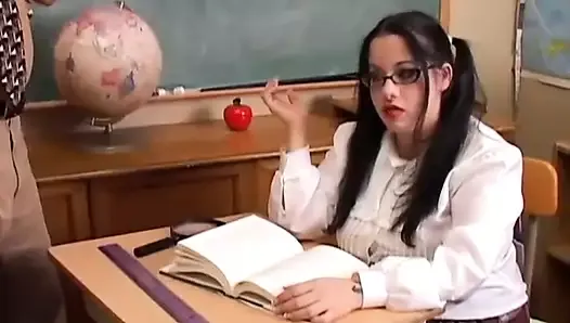 Pulchna cycata studentka uwielbia ssać kutasa nauczycieli