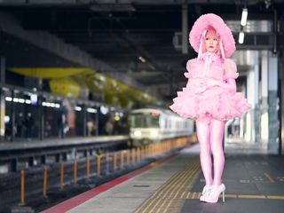 Bambola Sissy con volant e abito rosa