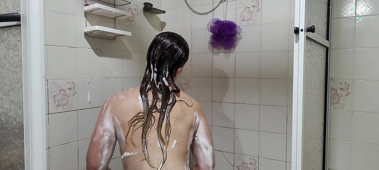 Real madrastra tomando una ducha y siendo filmada!