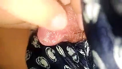 Mini yarakla mastürbasyon yapıyor