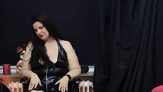 İri güzel orta yaşlı seksi kadın domina aptal köleyi terli ayaklarına tapmaya zorluyor - ayak fetişi aşağılama