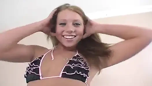 Крошка давится массивным членом, затем ее трахают в рот с камшотом