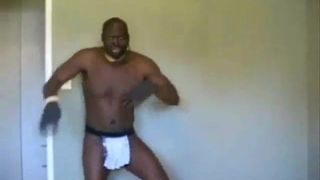 Hombre negro caliente bailando