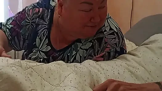 Утро началось с глубокого минета от мачехи