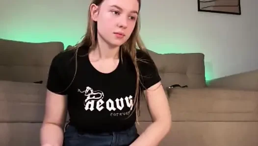 Jucielussie fingert enge muschi im sexy kleid