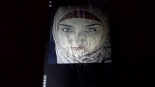Zameelah в хиджабе с чудовищным камшотом на лицо