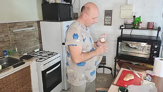 Bir adamı memnun etmeye bayılıyorum. Mutfak yoluma çıkmıyor.