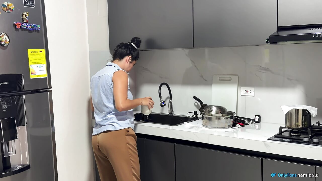 Sexo apaixonado na cozinha com uma linda esposa latina com buceta rosa!