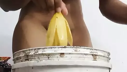 Une lycéenne sri-lankaise s'amuse avec la banane et squirte