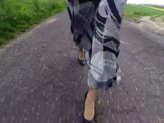 Видео от первого лица, идущая в длинной атласной юбке