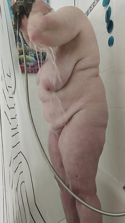 Awek montel mencukur di bilik mandi