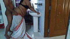 Indyjski profesor college'u w sari przygotowuje się do pójścia do biura, gorąca studentka widzi seksowne ciało pani i rucha ją mocno - ogromny wytrysk