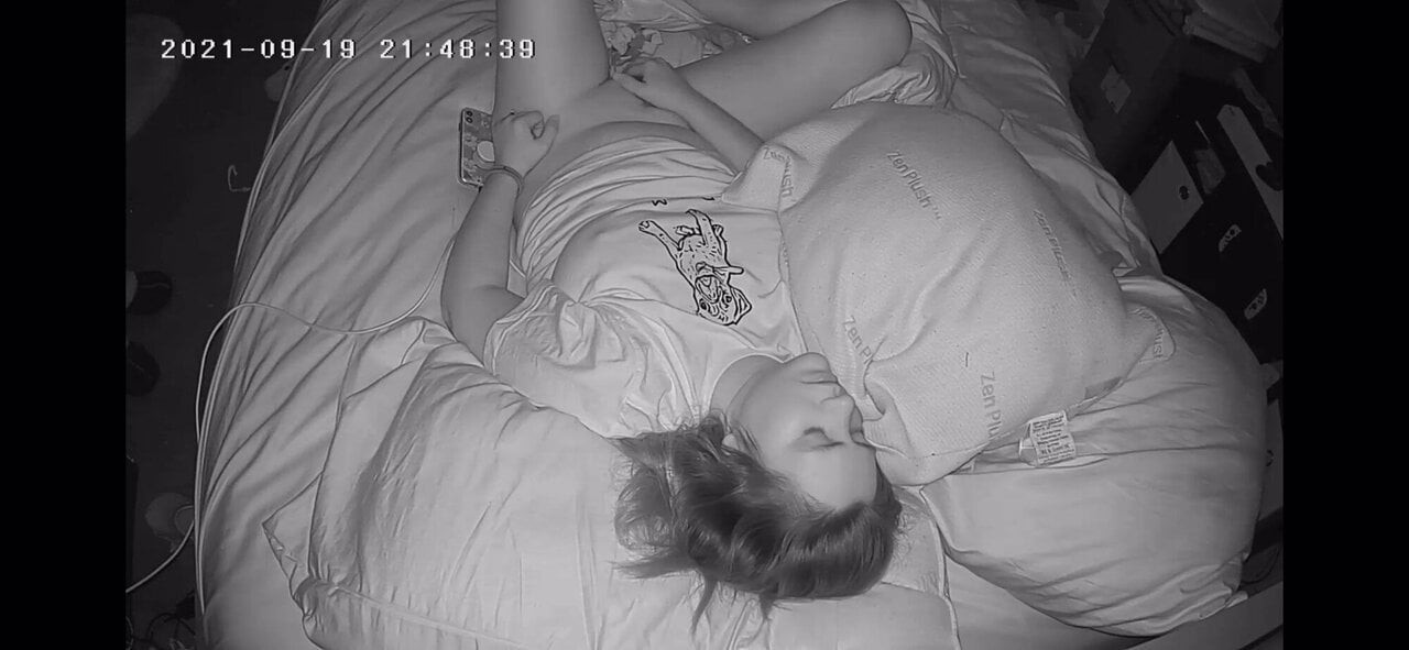 Desperate Milf Plays With Her Pussy Before Bedtime
