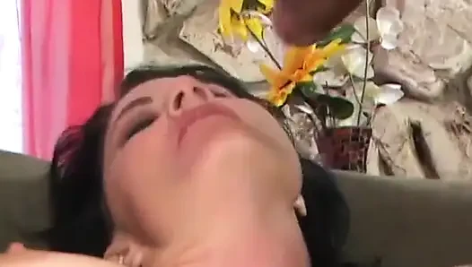 Tätowierte dame gibt einen super blowjob, bevor sie doggystyle genagelt wird