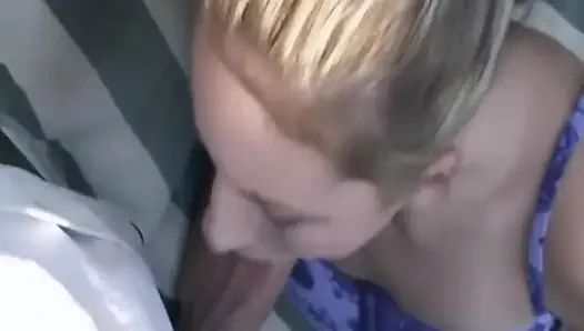 Olgun sarışın orta yaşlı seksi kadın verandada kalın yarak emiyor