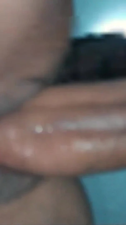 这个已婚女人喜欢大鸡巴，坐下来，四处翻滚并被深深地侵犯 | 短片 1