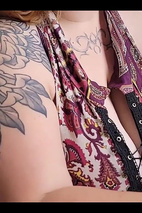 Cette amie du bureau ne craint pas que tu cherches