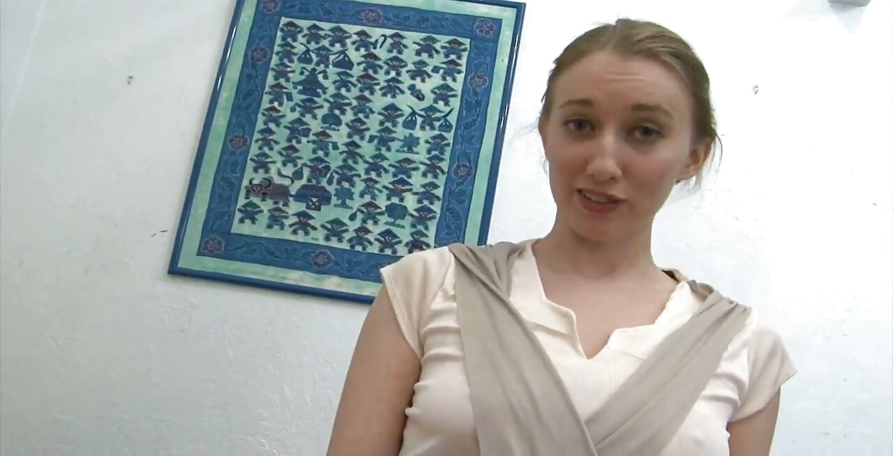 Rubia cosplay babe toma facial después de oral