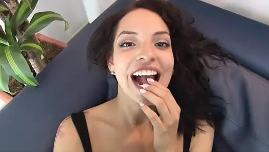 Veronica Leal ve Matilde Ramos ilk porno sahnelerinde sikişiyor