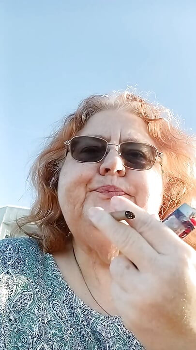 Brodacz lady próbuje zapalać się na wietrznej plaży!