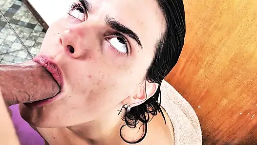 İtaatkar orta yaşlı seksi kadın büyük yarağın her yerine salya akıtıyor