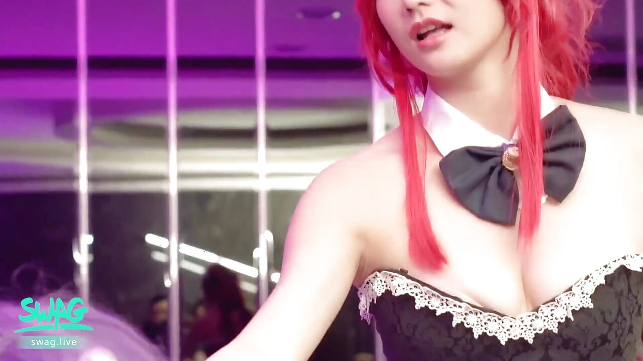 Cosplay kızları birbirlerini parmaklıyor, yabancı tarafından sikiliyor