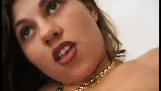 Brünettes mädchen tanzt und neckt vor der kamera