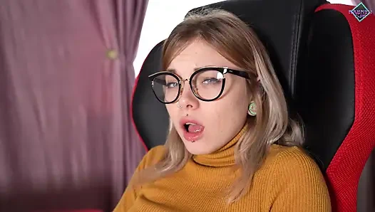 Öğrenci ödevi yerine sıkı amcığında büyük yarak hayal ediyor. Karneli Bandi