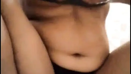 Индийская девушка дези купается в ванной - горячее ASMR видео