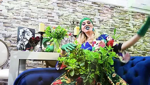 Kiss Poison Ivy'nin yeşil dudaklarını öp