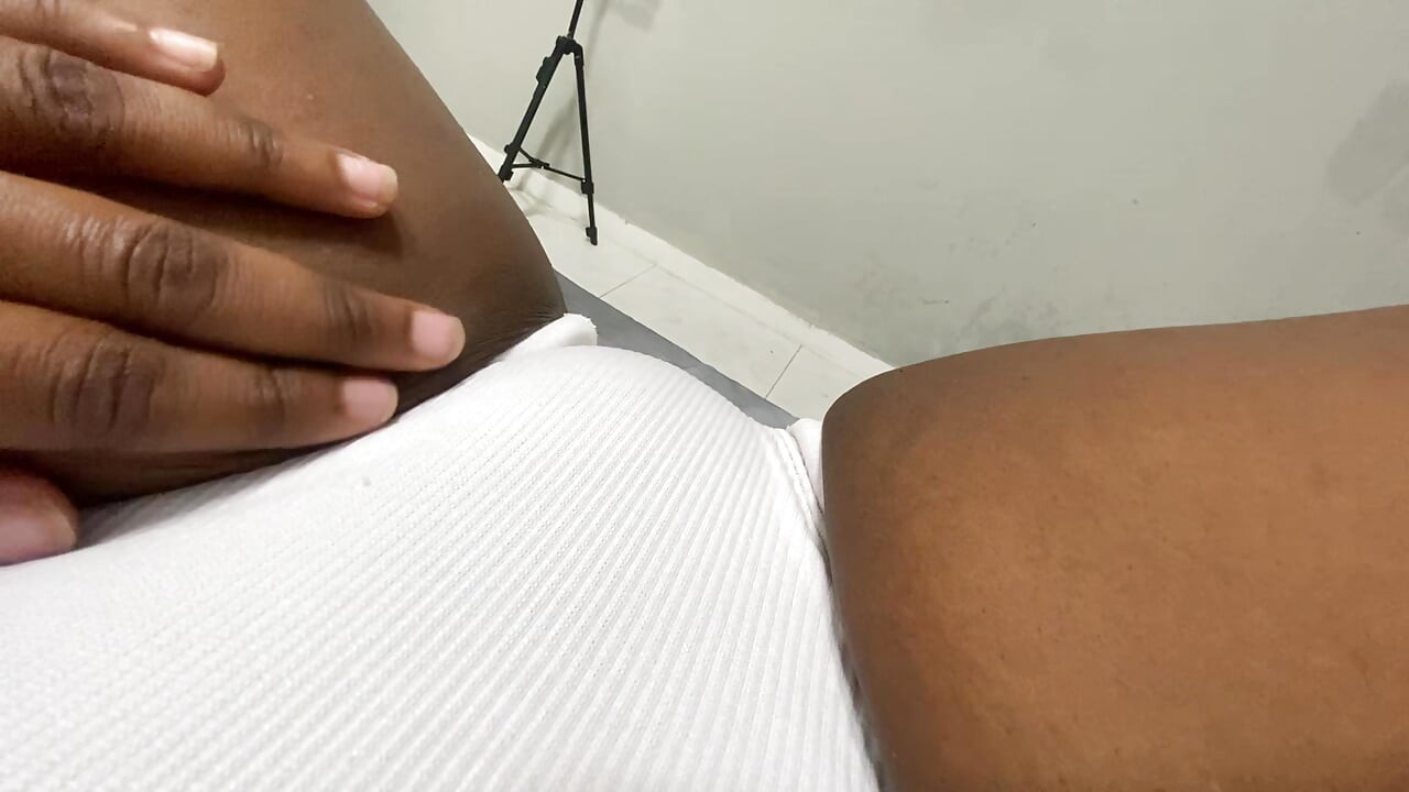 Regardez comment cette salope excitée détruit sa chatte jusqu’à ce qu’elle jouisse comme une folle
